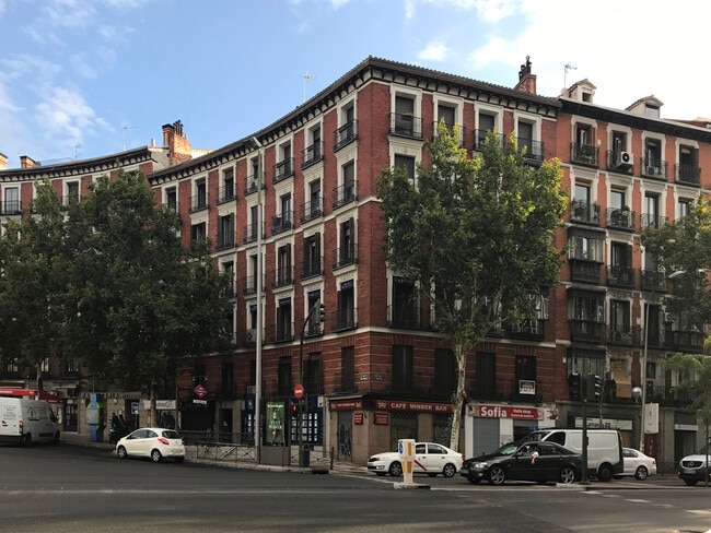 Más detalles de Glorieta Ruiz Jiménez, 5, Madrid - Edificio residencial​ en venta