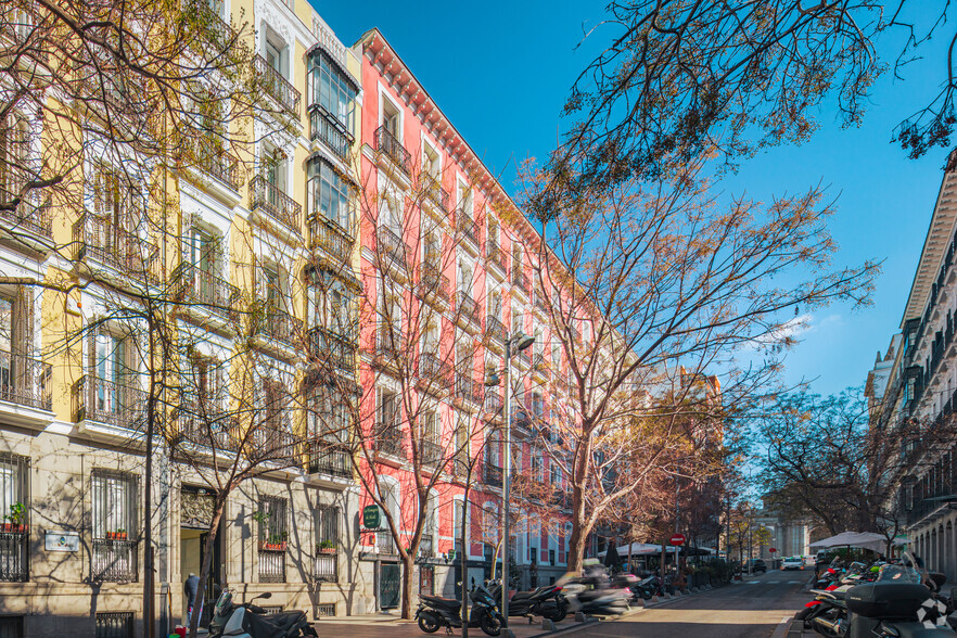 Calle Salustiano Olózaga, Madrid, Madrid en alquiler - Foto del edificio - Imagen 3 de 3