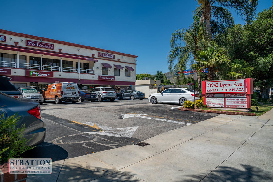 23942 Lyons Ave, Santa Clarita, CA en alquiler - Foto del edificio - Imagen 2 de 6