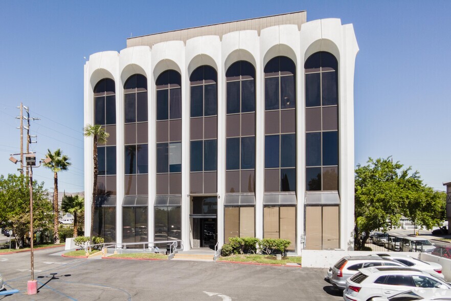 16800 Devonshire St, Granada Hills, CA en alquiler - Foto del edificio - Imagen 2 de 4