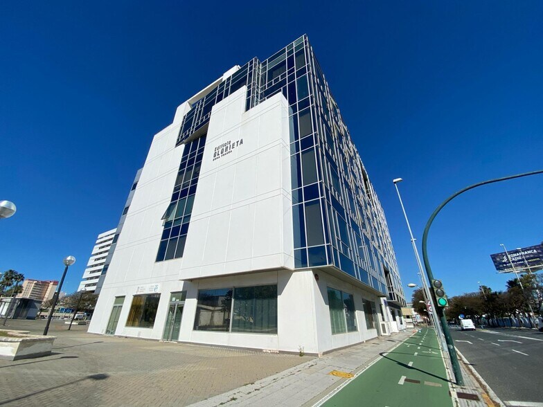 Local en Cádiz en venta - Foto del edificio - Imagen 2 de 32