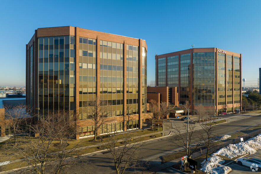 10 Carlson Crt, Toronto, ON en alquiler - Foto del edificio - Imagen 1 de 2