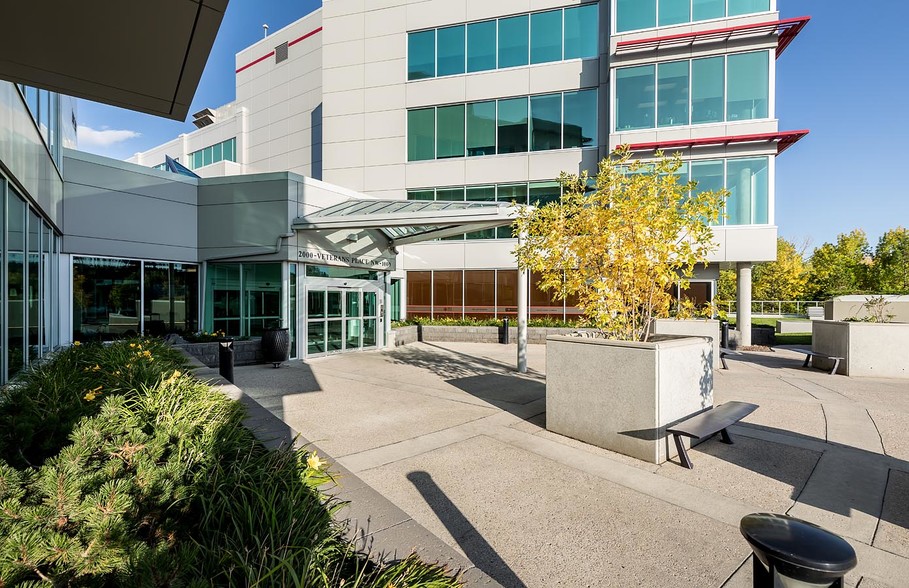 1000 Veteran's Pl NW, Calgary, AB en alquiler - Foto del edificio - Imagen 2 de 8