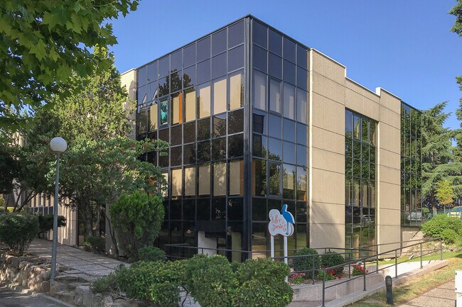 Más detalles de Calle De La Azalea, 1, Alcobendas - Local en alquiler