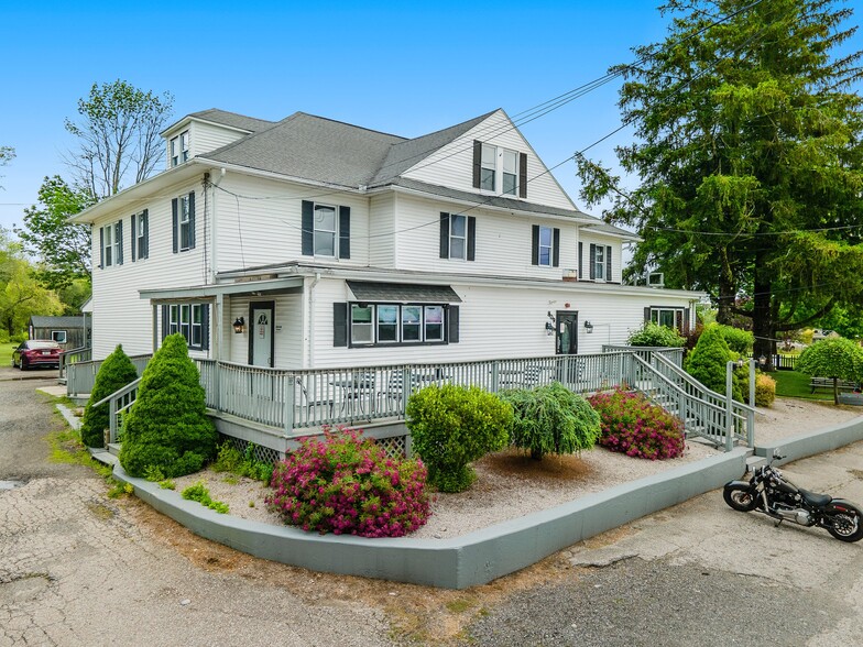 809 Nooseneck Hill Rd, West Greenwich, RI en venta - Foto principal - Imagen 1 de 32