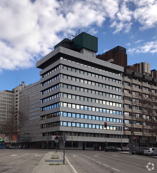 Calle de Orense, 70, Madrid, Madrid en alquiler - Foto del edificio - Imagen 2 de 2