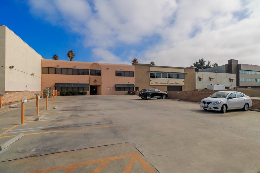 22148 Sherman Way, Canoga Park, CA en alquiler - Foto del edificio - Imagen 3 de 10