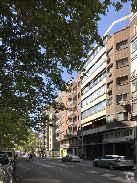 Calle Infanta Mercedes, Madrid, Madrid en venta - Foto del edificio - Imagen 2 de 2