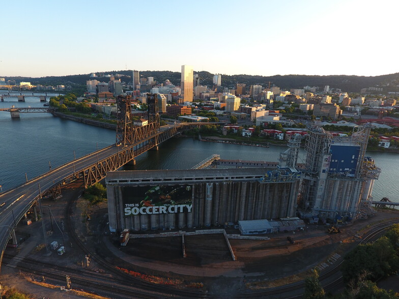 900 N Thunderbird Way, Portland, OR en venta - Foto del edificio - Imagen 1 de 17