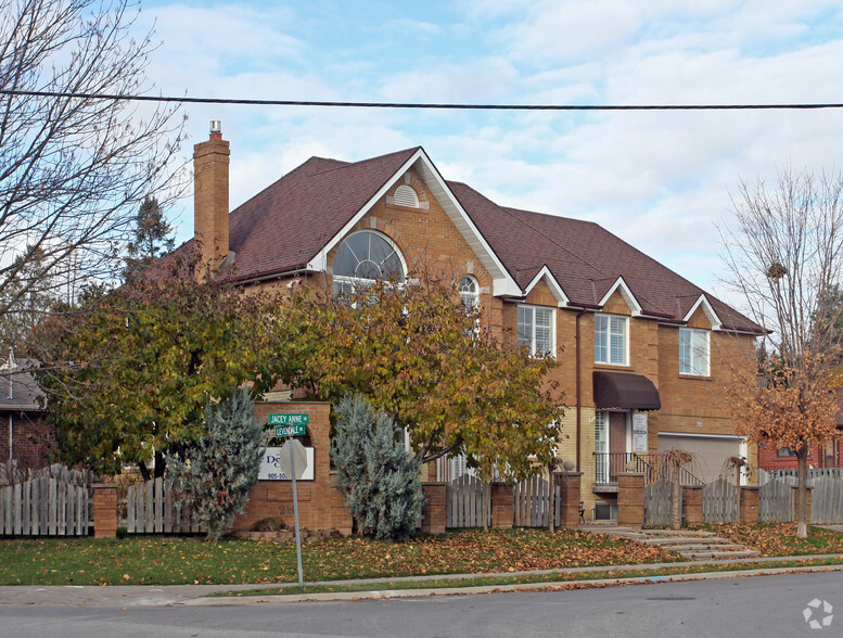 210 Jacey Anne Dr, Richmond Hill, ON en venta - Foto del edificio - Imagen 2 de 16