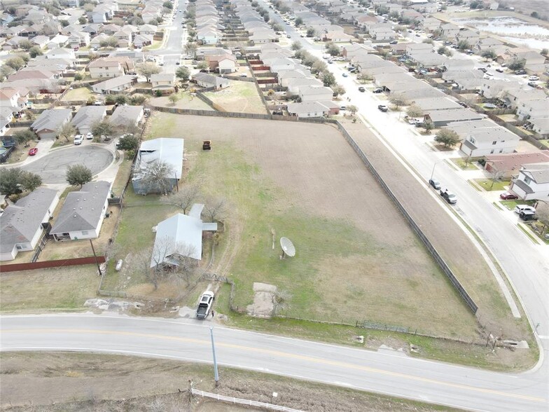 5807 Ross Rd, Del Valle, TX en venta - Foto del edificio - Imagen 2 de 3