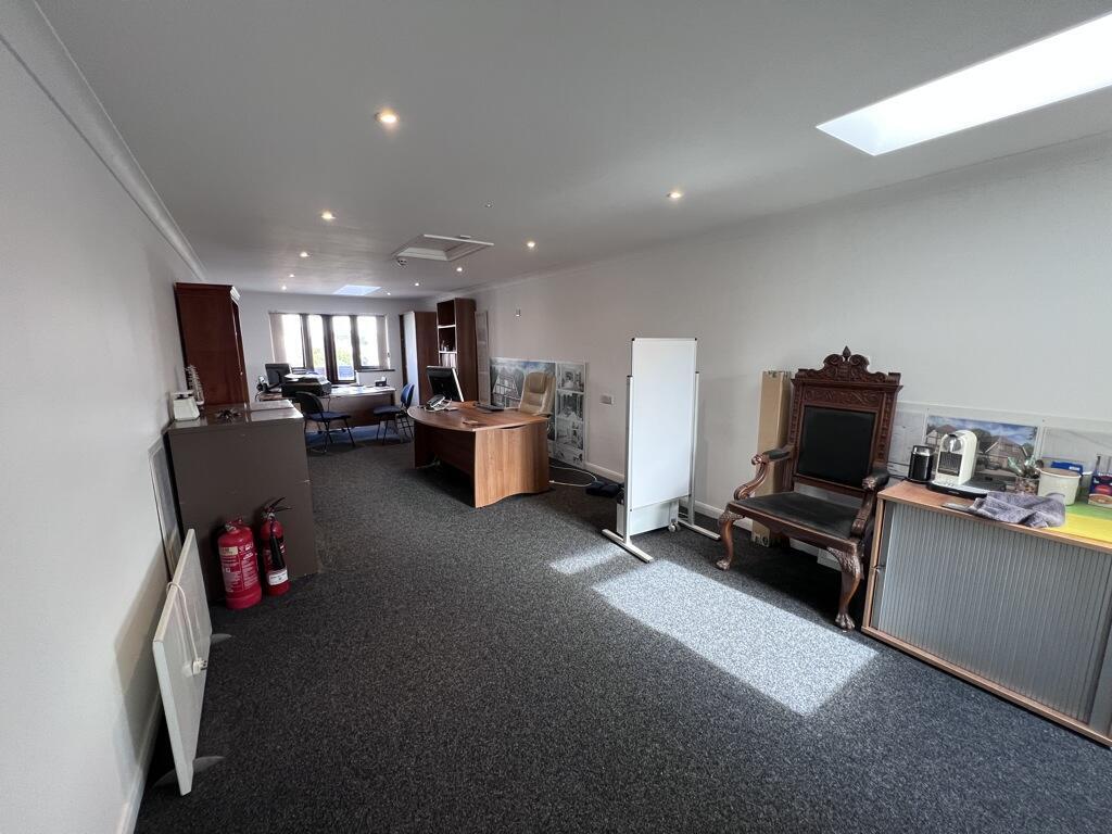 147 Wareham Rd, Corfe Mullen, DOR BH21 3LA - Unidad 7 -  - Foto del interior - Image 1 of 5