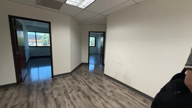 18345 Ventura Blvd, Tarzana, CA en alquiler Foto del interior- Imagen 1 de 5