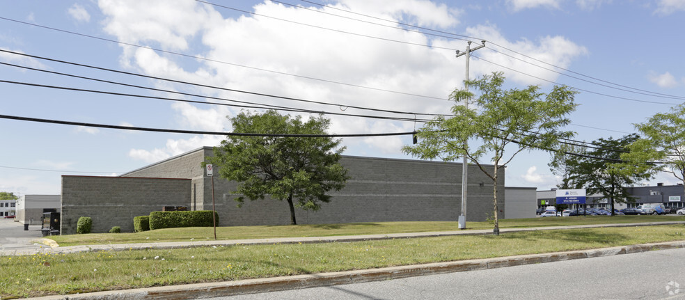 350-390 Rue Mcarthur, Saint-Laurent, QC en alquiler - Foto del edificio - Imagen 2 de 17