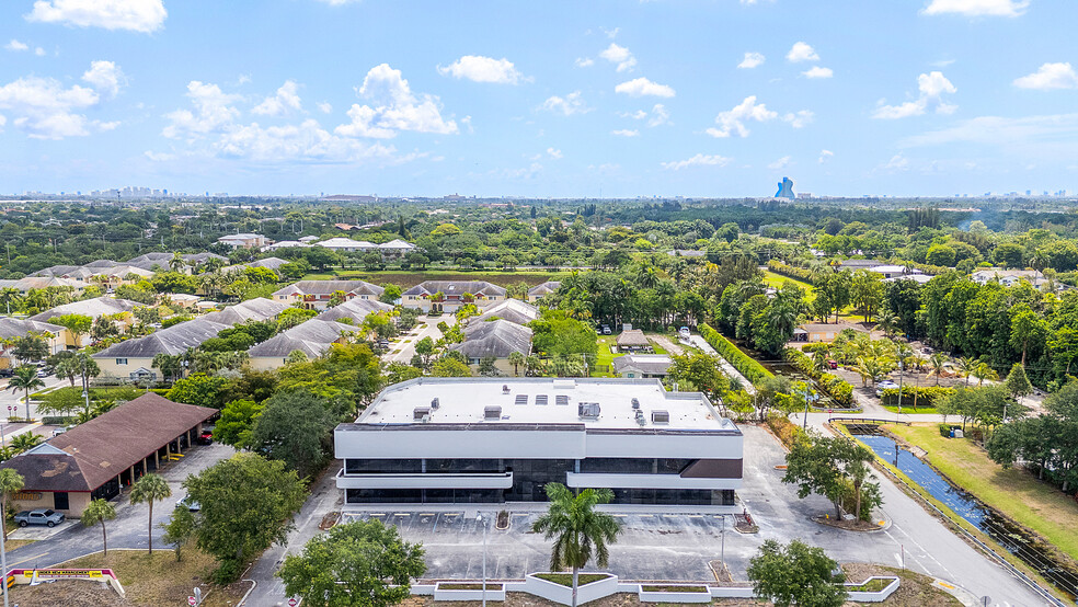 4690 S University Dr, Davie, FL en alquiler - Foto del edificio - Imagen 1 de 33