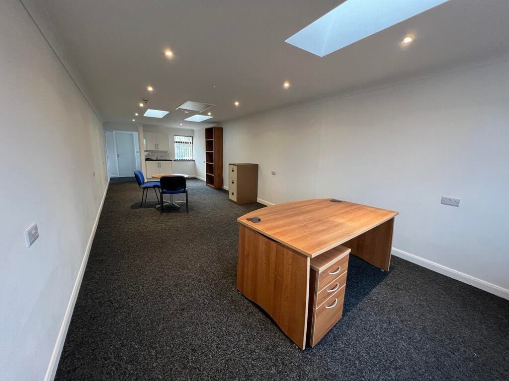 147 Wareham Rd, Corfe Mullen, DOR BH21 3LA - Unidad 8 -  - Foto del interior - Image 1 of 9