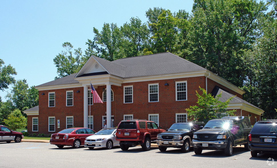 11821 Rock Landing Dr, Newport News, VA en alquiler - Foto del edificio - Imagen 2 de 2