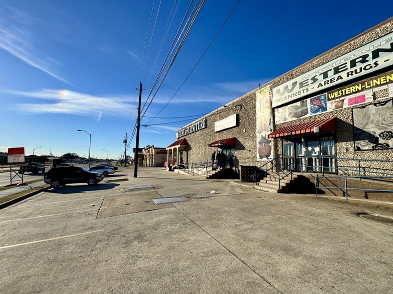 10679 Harry Hines Blvd, Dallas, TX en alquiler - Foto del edificio - Imagen 2 de 7