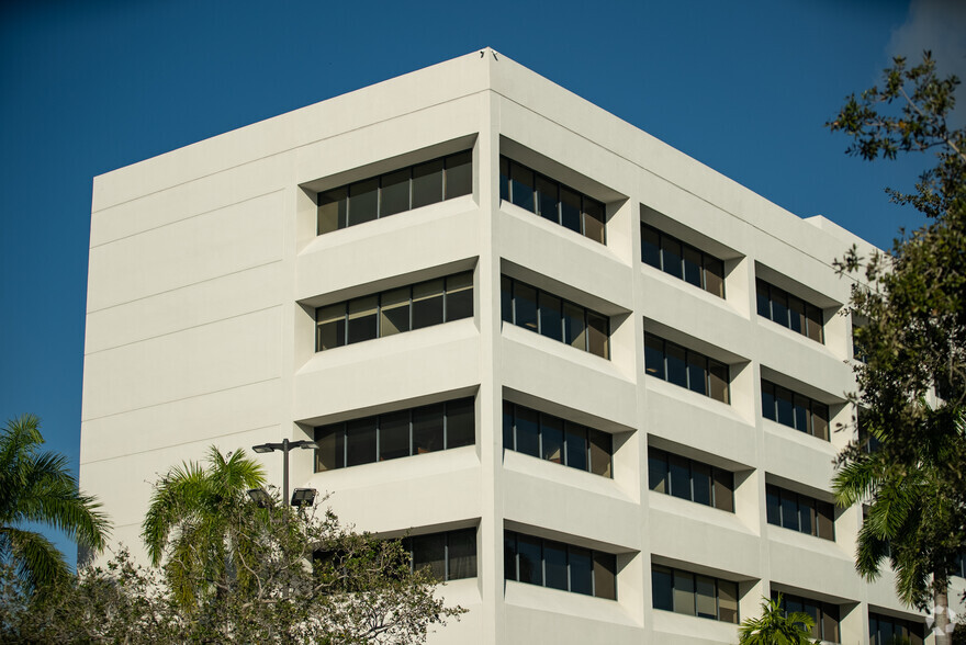 7200 Corporate Center Dr, Miami, FL en alquiler - Foto del edificio - Imagen 1 de 22