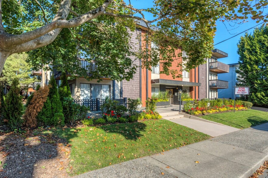 329 7th St, New Westminster, BC en venta - Foto del edificio - Imagen 2 de 9