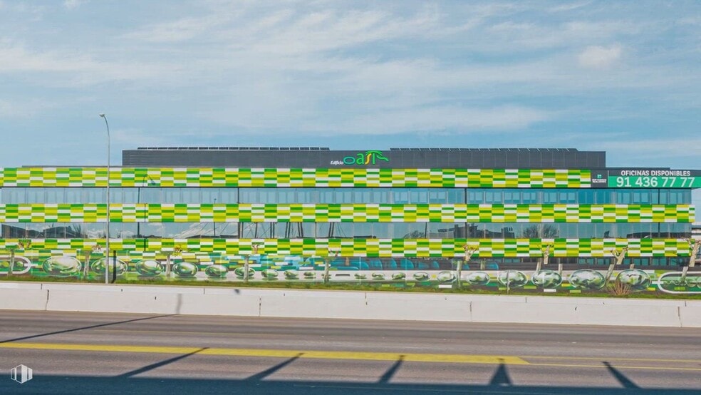 Calle de Basauri, 17, Madrid, Madrid en alquiler - Vídeo de anuncio comercial - Imagen 2 de 21