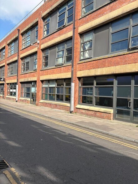 Unit C1 & C2, 22-23 Kensington St, Brighton en venta - Foto del edificio - Imagen 2 de 8