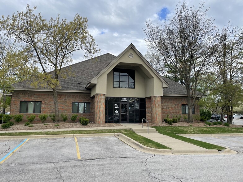 51221 Schoenherr Rd, Shelby Township, MI en alquiler - Foto del edificio - Imagen 2 de 3