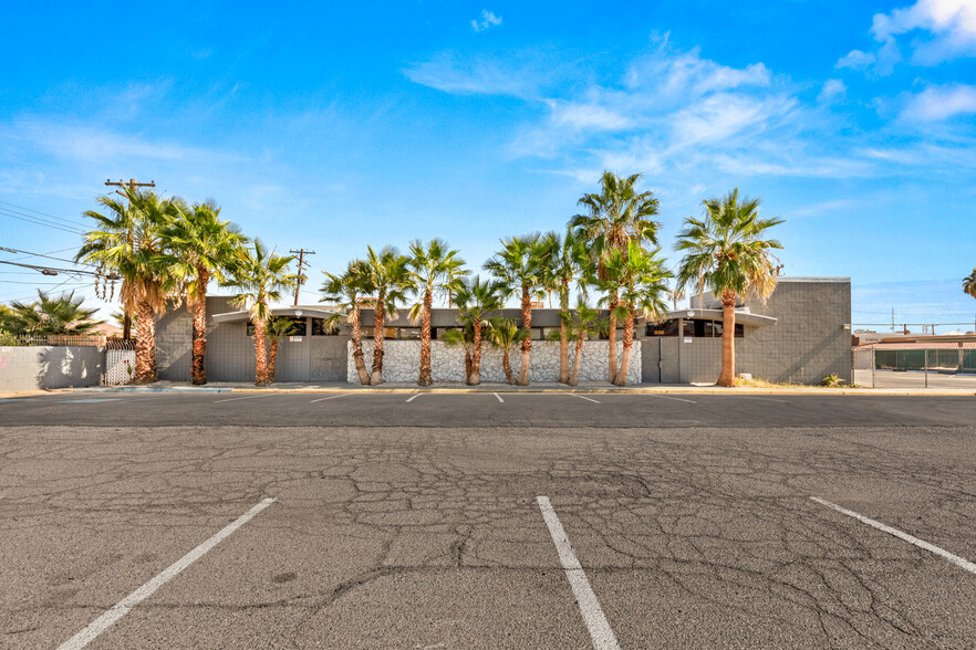 830 E Sahara Ave, Las Vegas, NV en venta - Foto del edificio - Imagen 1 de 40