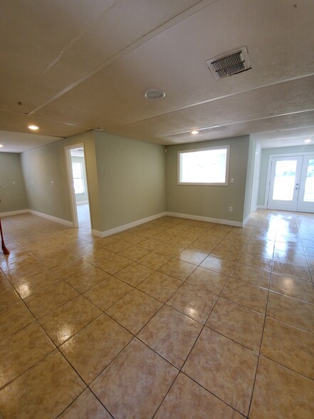 110 Bry Lynn Dr, Melbourne, FL en venta - Foto del interior - Imagen 2 de 6