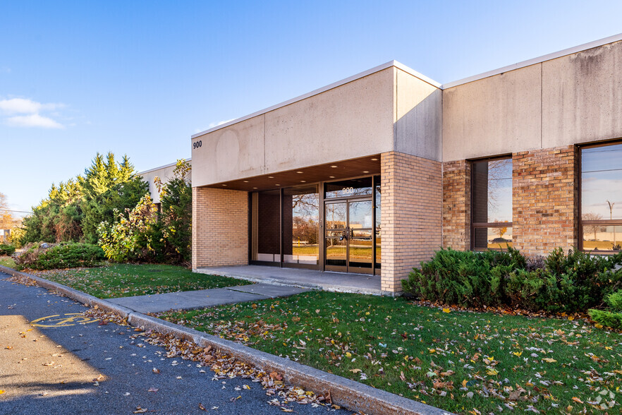 900-950 Boul Saint-Martin O, Laval, QC en alquiler - Foto del edificio - Imagen 1 de 26