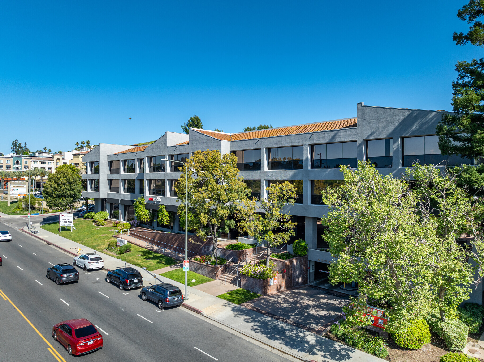 20700 Ventura Blvd, Woodland Hills, CA en alquiler Foto del edificio- Imagen 1 de 23