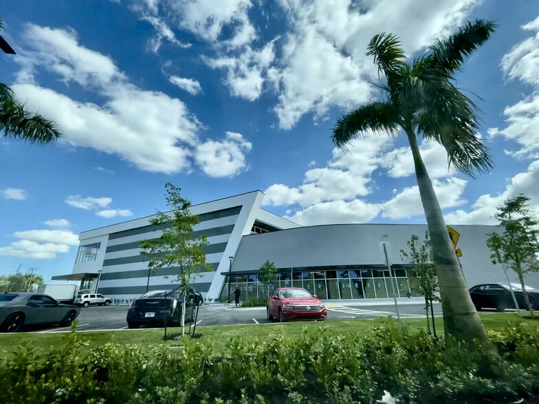 10200 Pines Blvd, Pembroke Pines, FL en alquiler - Foto del edificio - Imagen 2 de 13