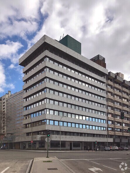 Calle de Orense, 70, Madrid, Madrid en alquiler - Foto del edificio - Imagen 2 de 4