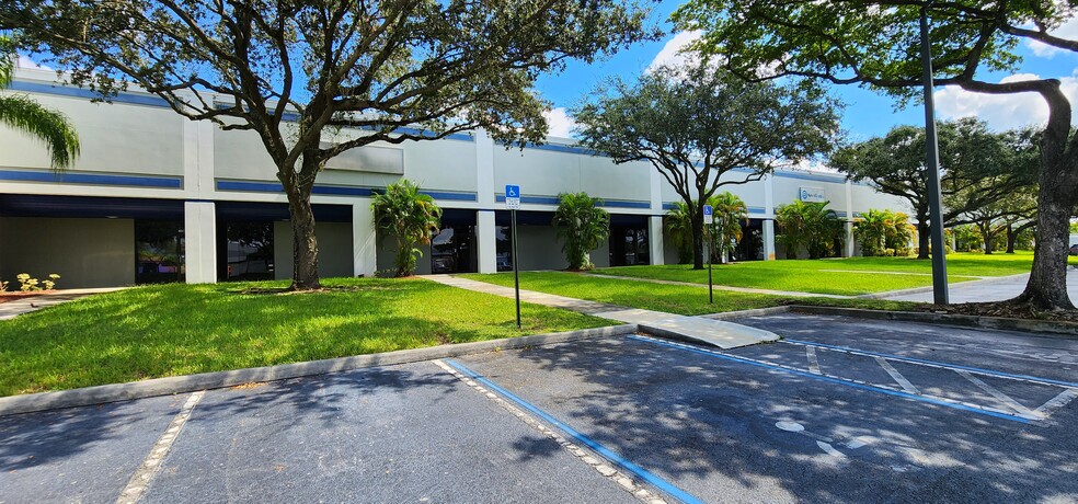 11801 NW 100th Rd, Medley, FL en alquiler - Foto del edificio - Imagen 2 de 3