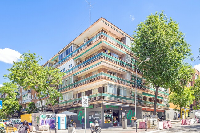 Más detalles de Calle de Esteban Collantes, 12, Madrid - Edificio residencial​ en venta