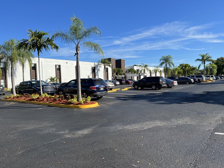 8333 W McNab Rd, Tamarac, FL en alquiler - Foto del edificio - Imagen 2 de 10