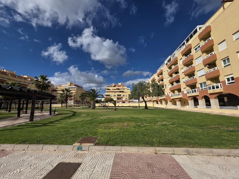 Local en Roquetas de Mar en alquiler - Foto del edificio - Imagen 1 de 9