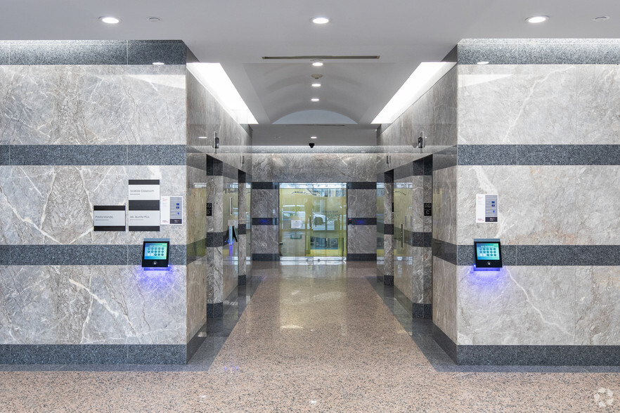 525 University Ave, Toronto, ON en alquiler - Lobby - Imagen 3 de 4