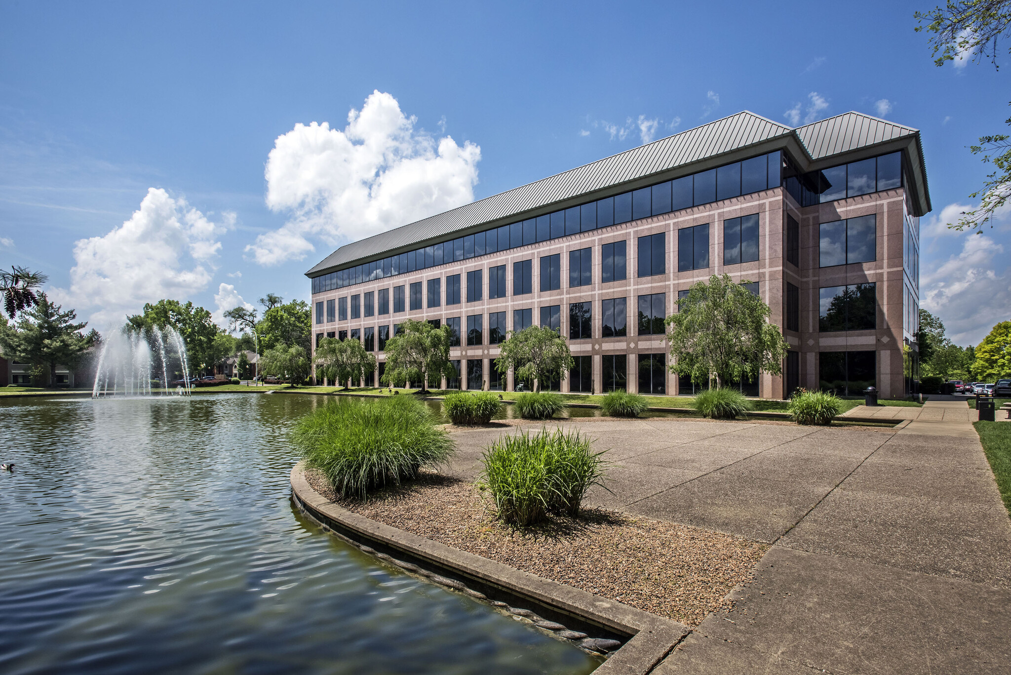 100 Mallard Creek Rd, Louisville, KY en alquiler Foto del edificio- Imagen 1 de 2