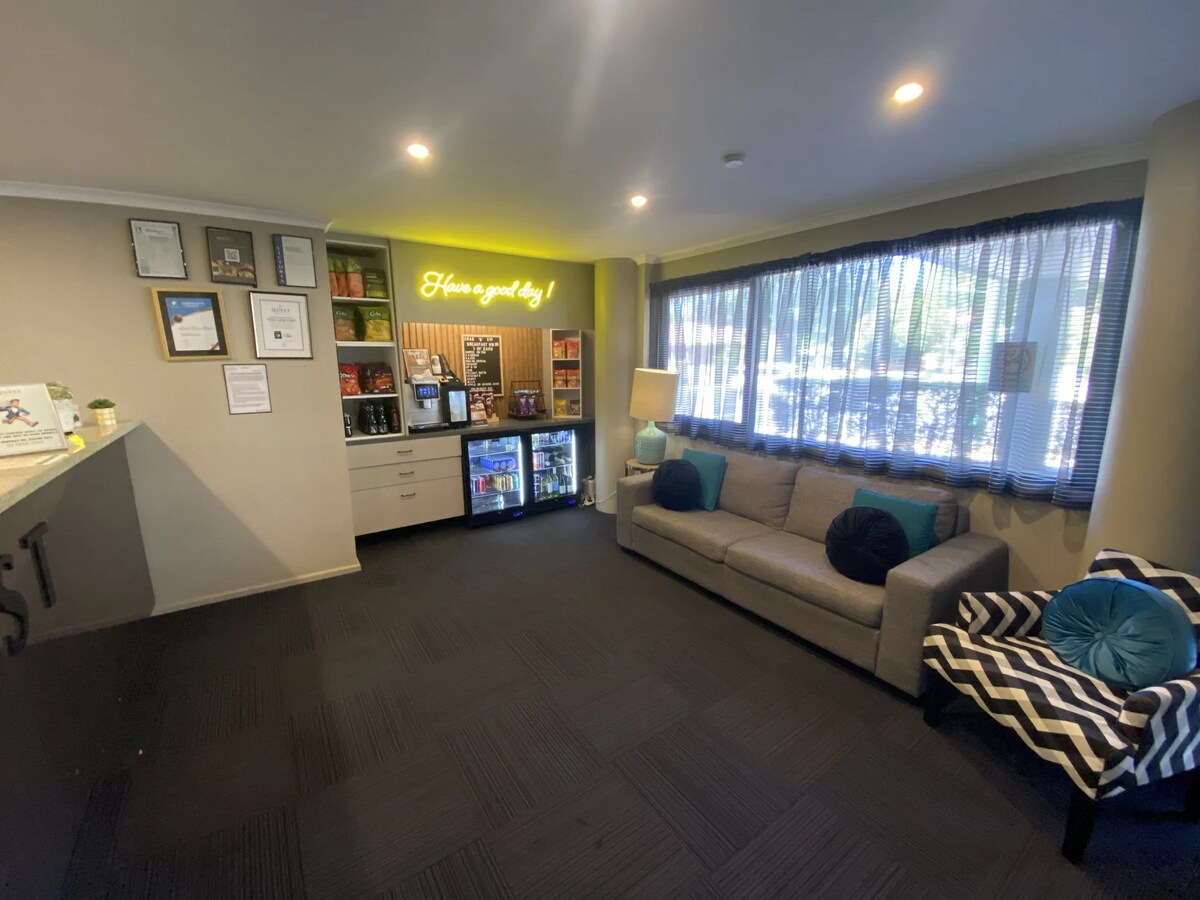 741-745 Whitehorse Rd, Melbourne, VIC 3102 - Unidad 51 - - Vestíbulo - Image 2 of 3