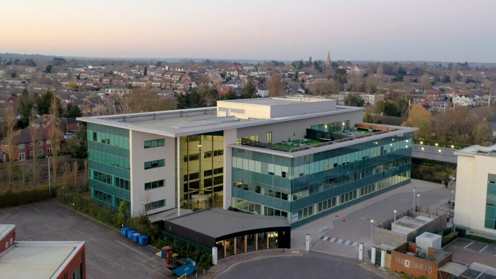 60 Norden Rd, Maidenhead en alquiler - Vídeo aéreo - Imagen 2 de 14