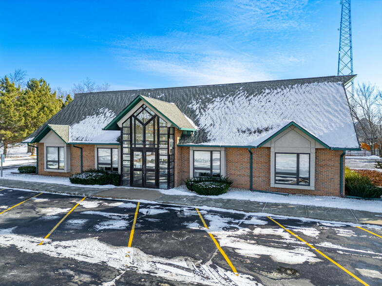 1745 S Eastwood Dr, Woodstock, IL en venta - Foto del edificio - Imagen 1 de 20