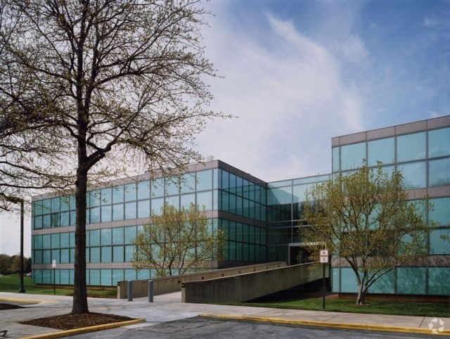 6555 Rock Spring Dr, Bethesda, MD en alquiler - Foto del edificio - Imagen 2 de 6