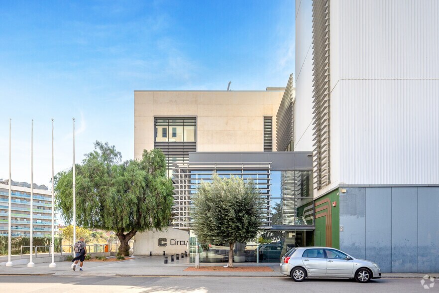 Carrer de Lluís Muntadas, 5, Cornellà de Llobregat, Barcelona en alquiler - Foto del edificio - Imagen 2 de 3