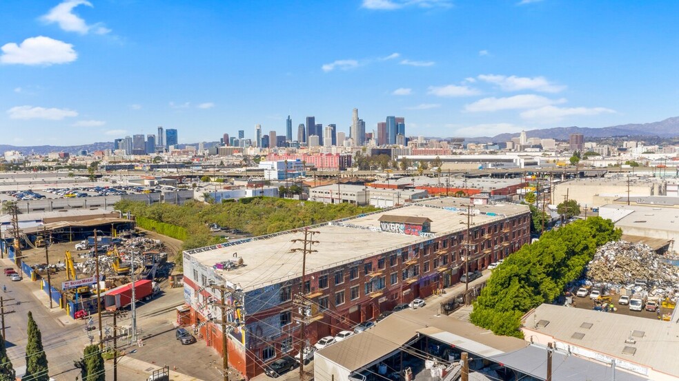 2079 E 15th St, Los Angeles, CA en alquiler - Foto del edificio - Imagen 1 de 52