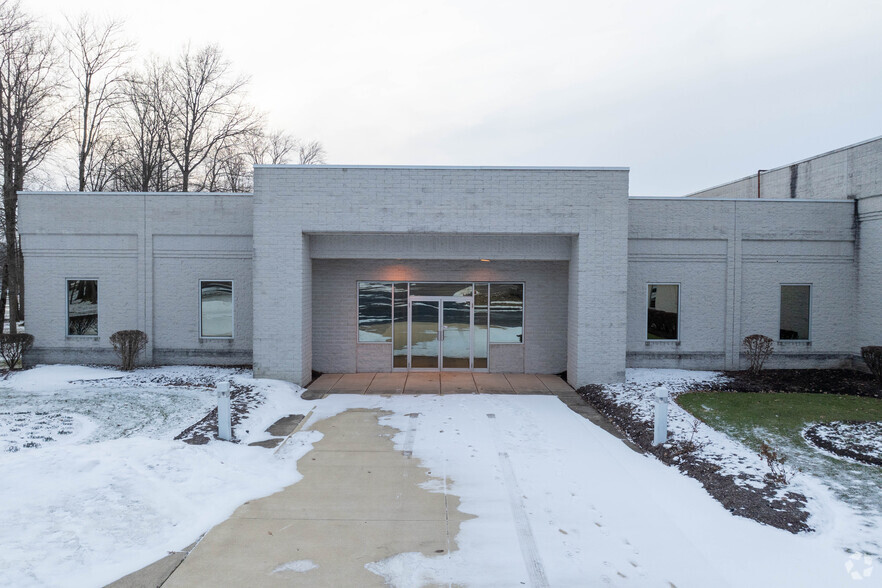 8037 Bavaria Rd, Twinsburg, OH en venta - Foto del edificio - Imagen 2 de 5