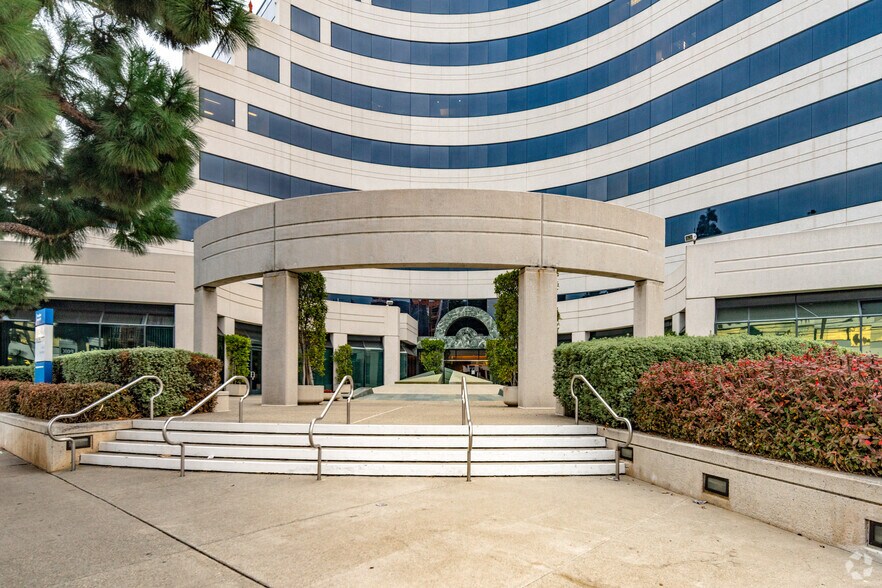 1990 S Bundy Dr, Los Angeles, CA en alquiler - Foto del edificio - Imagen 2 de 12