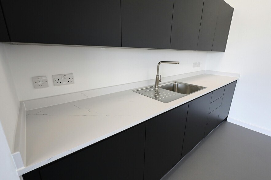 Limberline Rd, Portsmouth en alquiler - Foto del edificio - Imagen 2 de 38