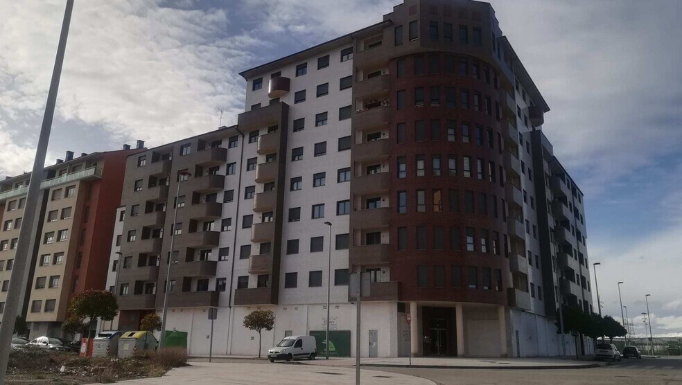 Local en Ponferrada en venta - Foto del edificio - Imagen 2 de 16