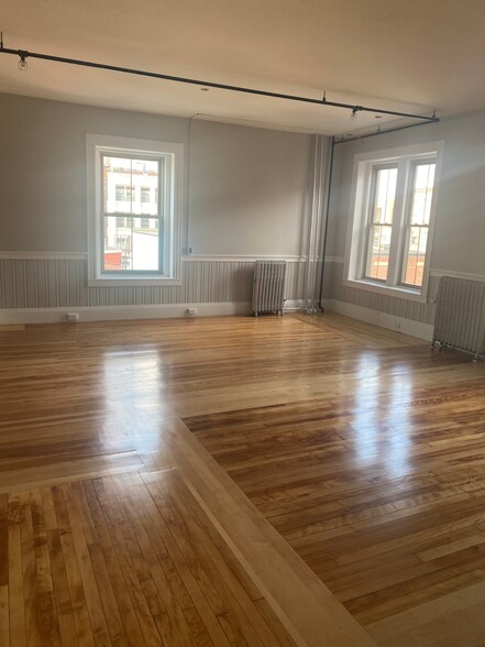 913 Elm St, Manchester, NH en alquiler - Foto del interior - Imagen 3 de 5